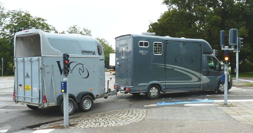 Horsebox towing a horse trailer rental tips