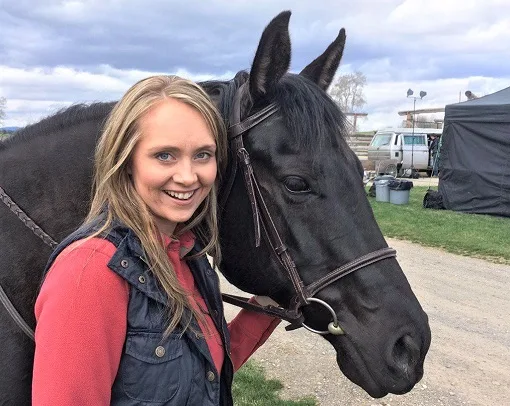 Amber Marshall and Spartan on the Heartland film set