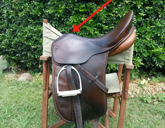 Arrow pointing to the Pommel part of an English saddle