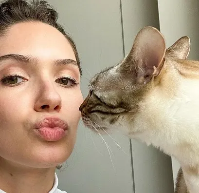 Bianca Rodrigues kissing her cat