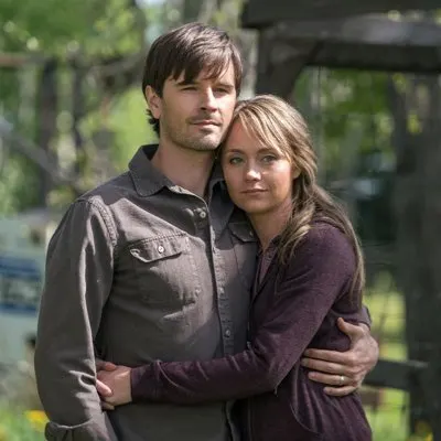 Amy Fleming hugging Ty Borden on heartland